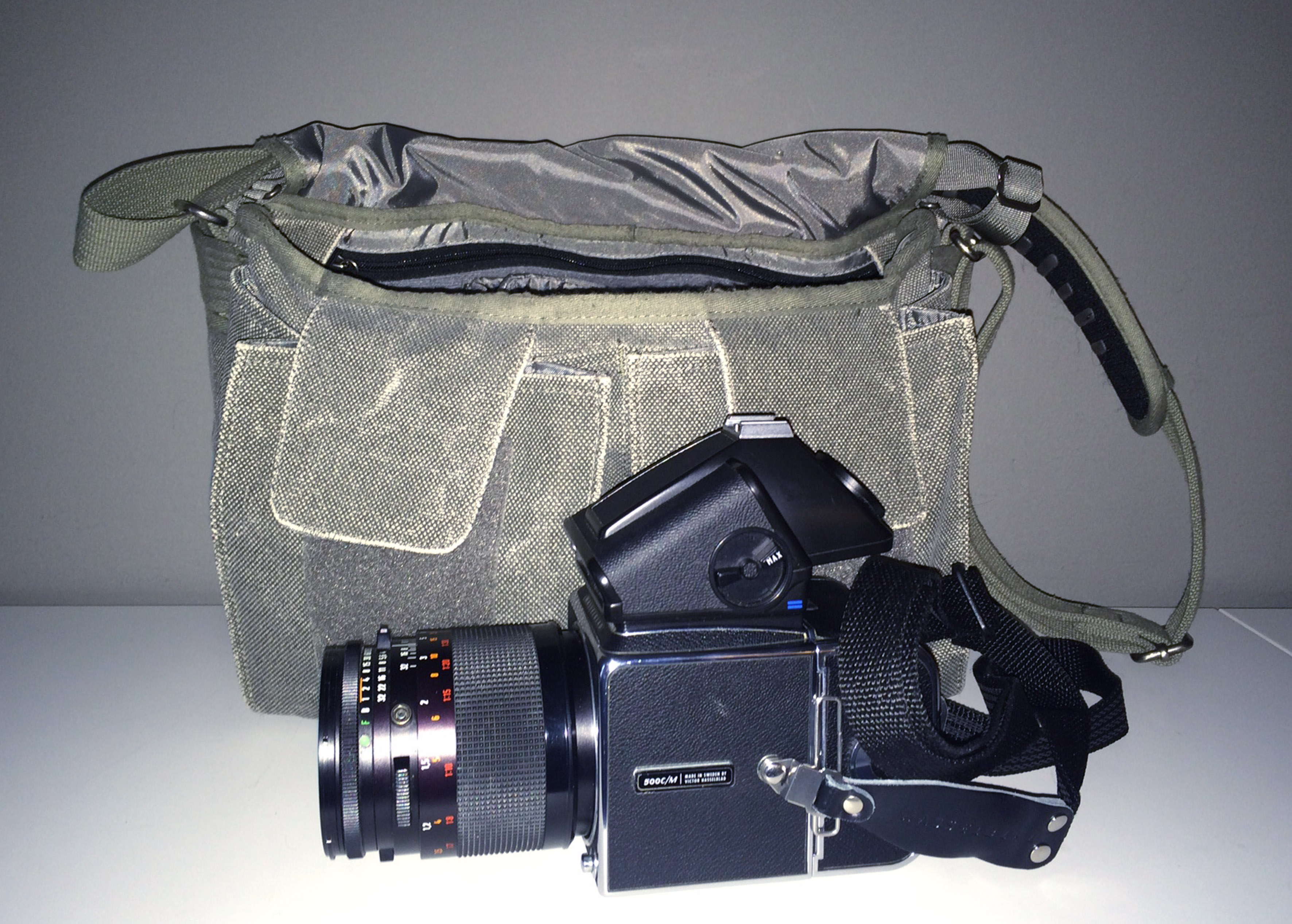 På den här bilden ser min Hasselblad så stor ut att man kanske inte tror att den ska få rum i väskan, men bilden är missvisande. Den plus objektiv, film och magasin får plats.