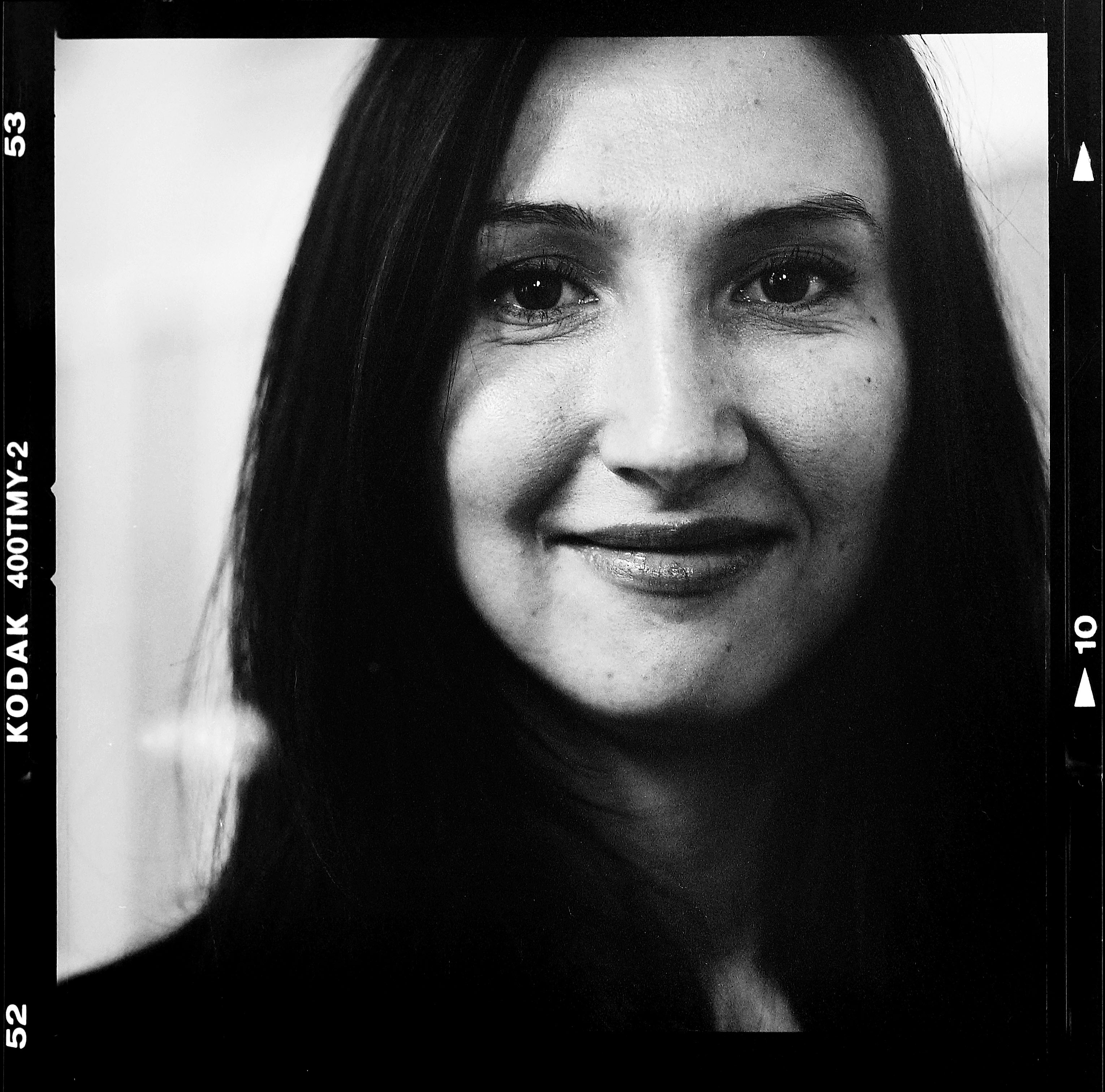 Gymnasie- och kunskapslyftsminister Aida Hadzialic (S). Foto: Mikael Andersson, 2016-02-29. Hasselblad 500 C/M, 120mm f/4. T-Max, ISO 400, exponerad 1/60sek f/4.
