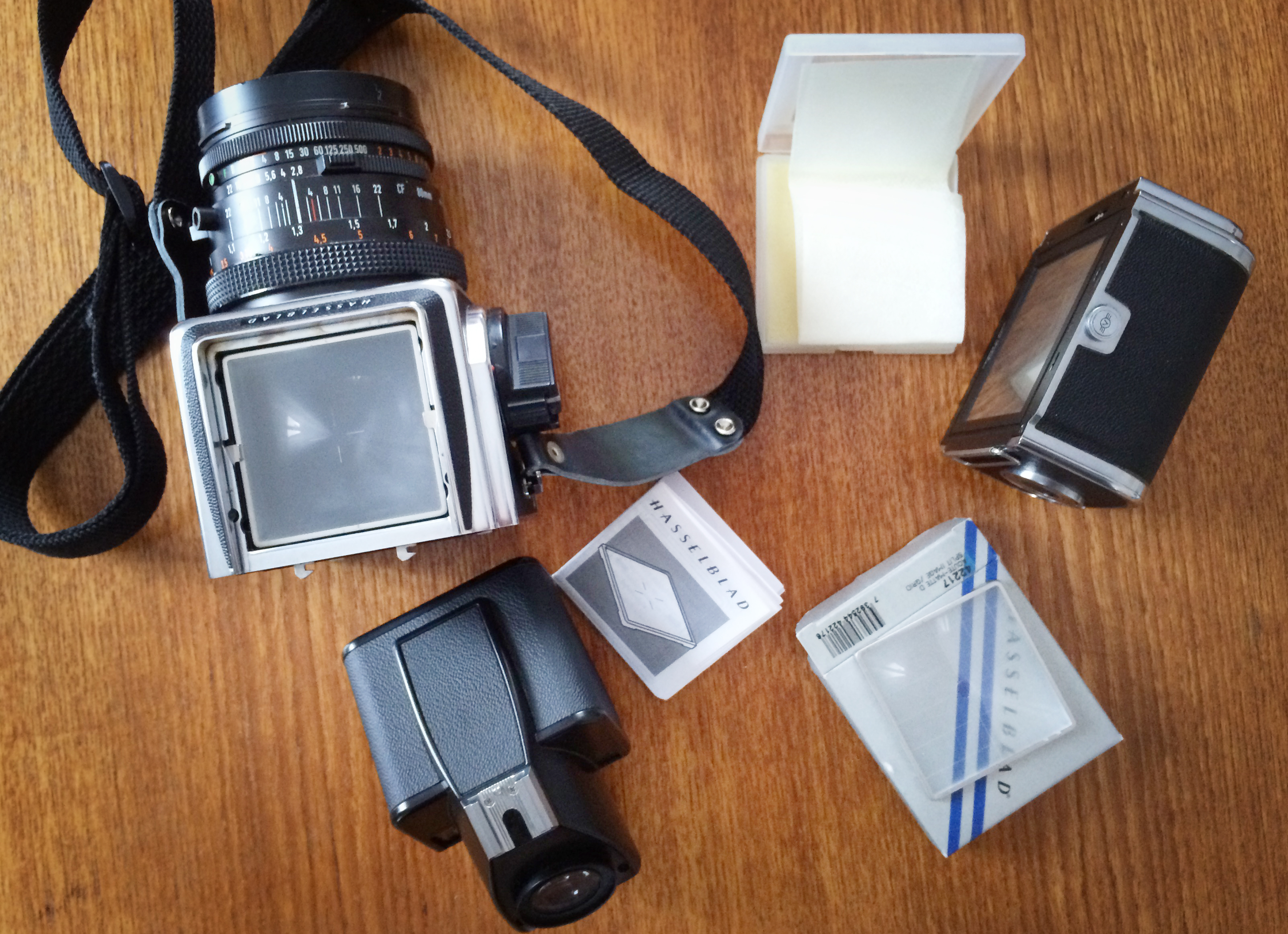 Hasselblad är verkligen lätt att arbeta med. Med enkla grepp och utan redskap plockar man isär kameran.