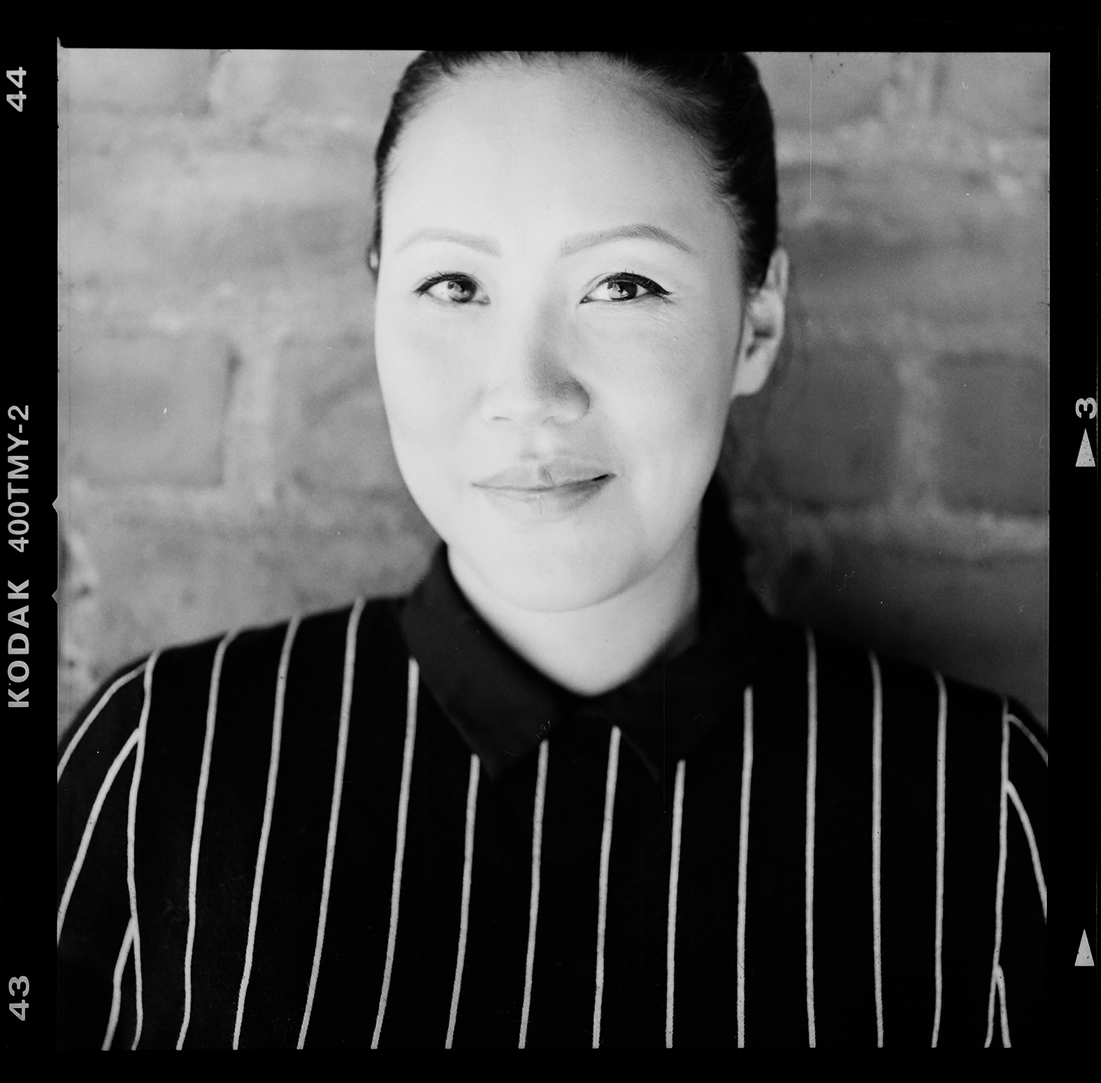 Illustratören och den uppmärksammade författaren Hue Huynh. Foto: Mikael Andersson, 2016-04-11, Hasselblad 500C/M, 120mm makro. Exponerad f4- 1/125sek.
