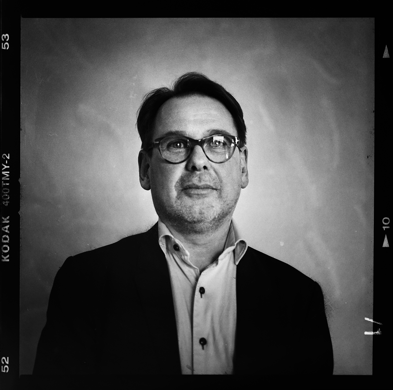 PeO Wärring tidigare chefredaktör på Eskilstuna-Kuriren fotograferades uppe i lunchrummet på redaktionen i samband med avtackningen. Foto: Mikael Andersson, 2016-04-01, Hasselblad 500CM, 80mm. Exponerad 1/30sek f2,8.