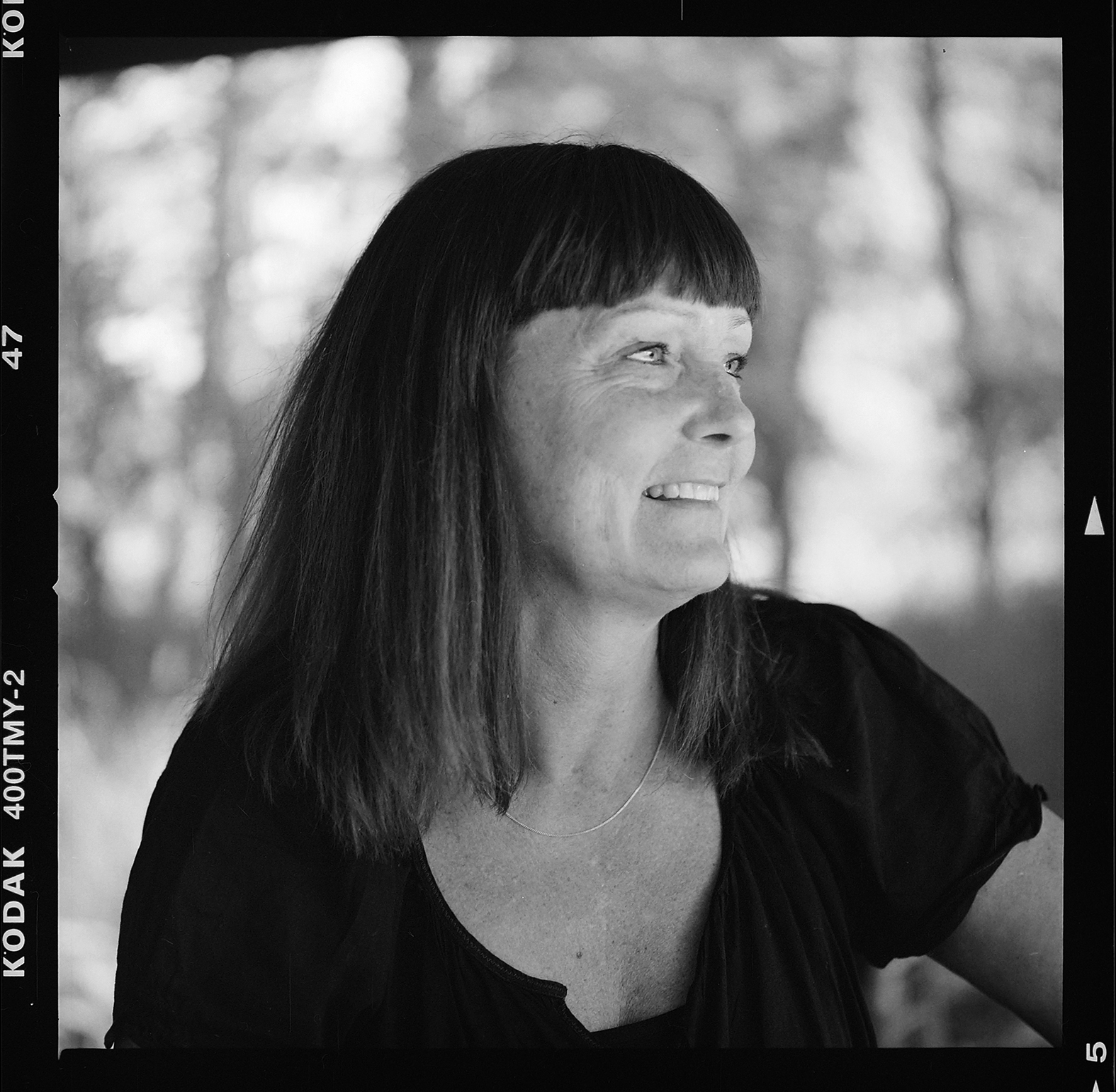 Yvonne Lundin driver Mary´s butik & café. Foto: Mikael Andersson, 2016-05-31, Hasselblad 500 cm, 150mm, f4-1/500 sek.