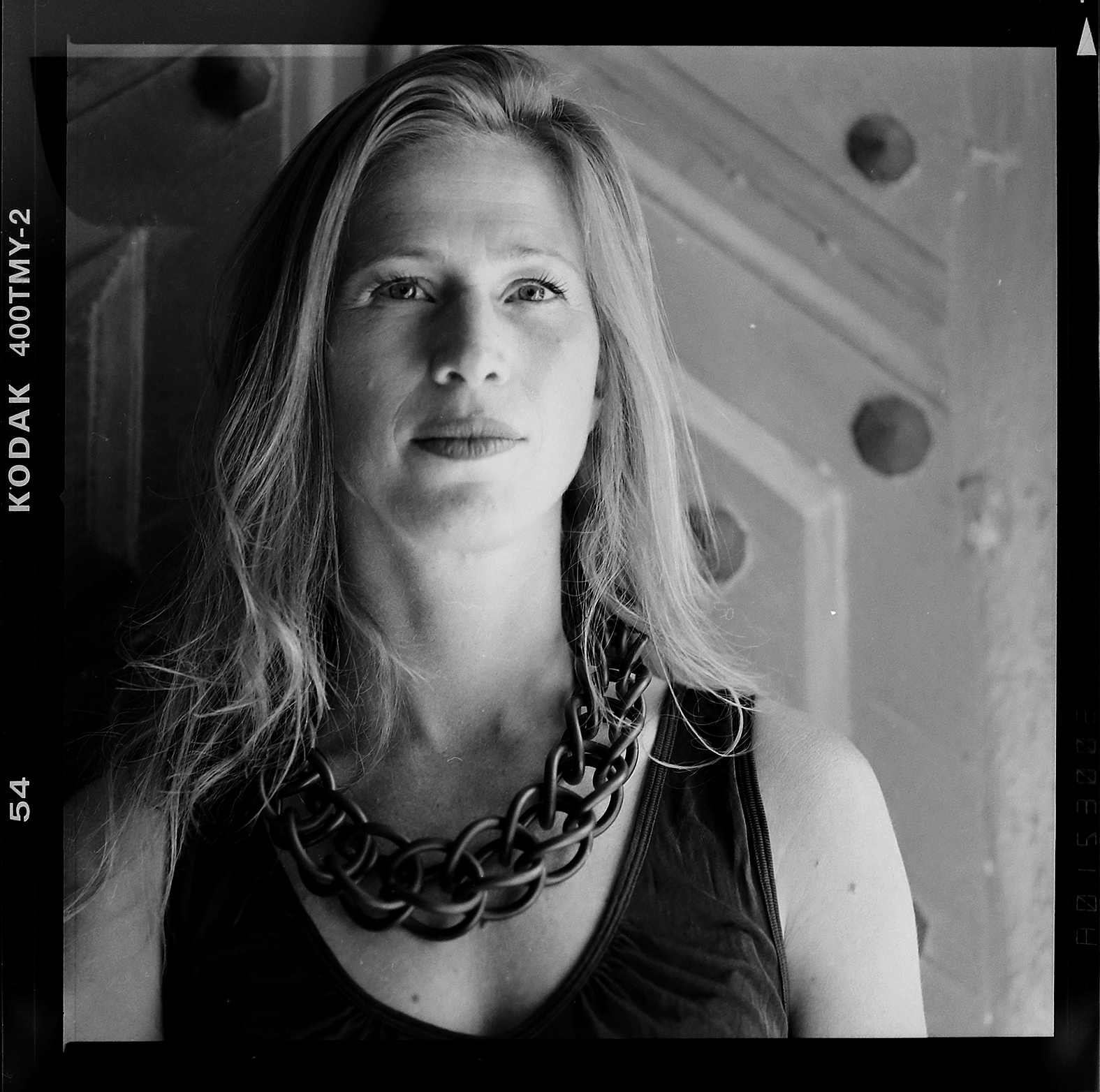 Konstnären Karin Holmström ställde ut i Jäders kyrka. Foto: Mikael Andersson, 2016-07-08. Hasselblad 500cm, 150mm, f4-1/500