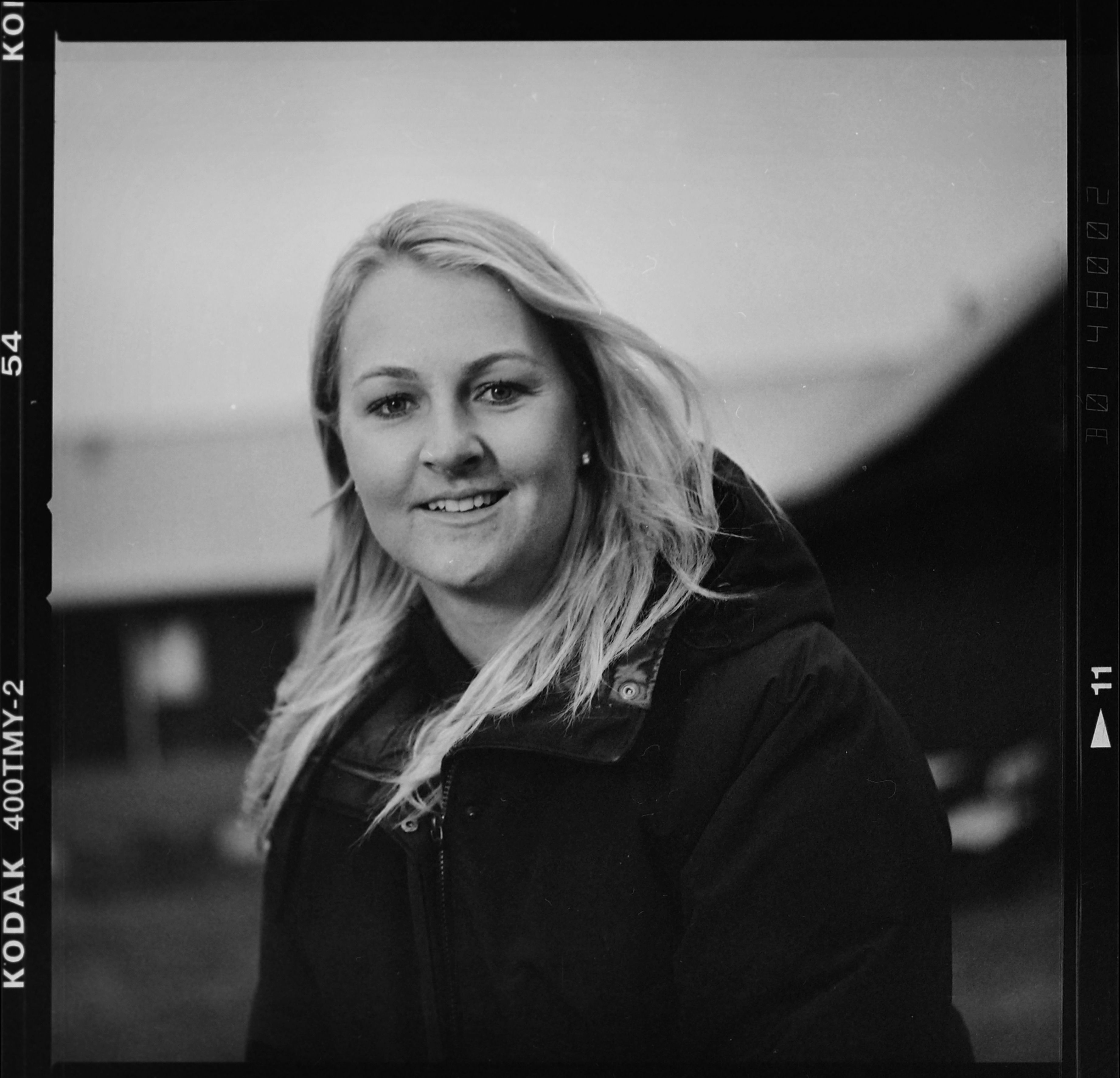 Svartvitt porträtt av Anna Nordqvist. Golfproffset från Torshälla. Foto: Mikael Andersson 21/12-2016, Hasselblad 500 cm, 150mm f4-1/60 sek ISO 400.